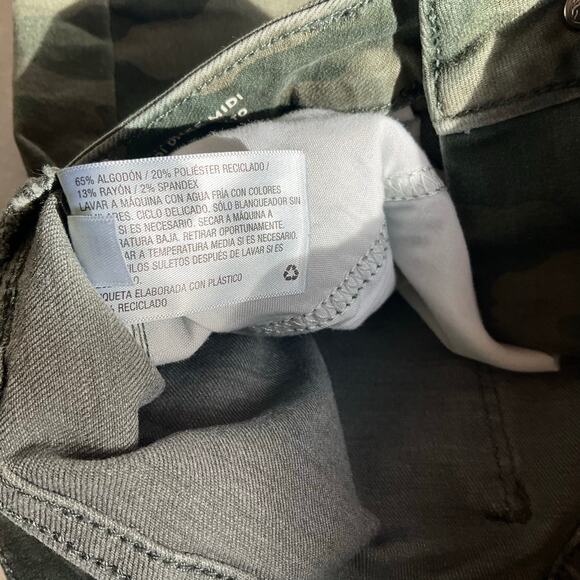 Universal Thread Women’s Frayed Denim Shorts size 0/25, Camo Green - Picture 9 of 10